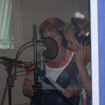 Gunnel Holmgren och Hanna Nyberg lägger stämmor i studion. "Om du öppnar" 